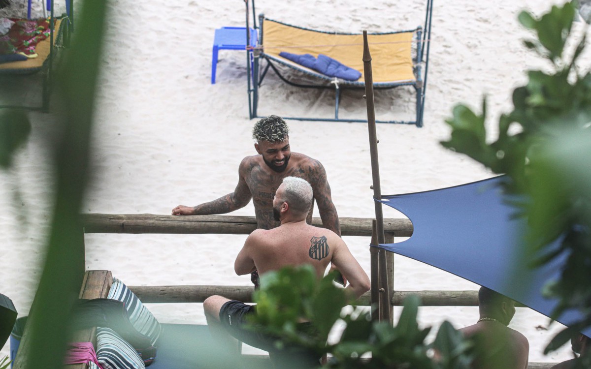 Gabigol curte dia de sol na Praia do Abric&oacute;, na Zona Oeste do Rio, na tarde desta segunda-feira