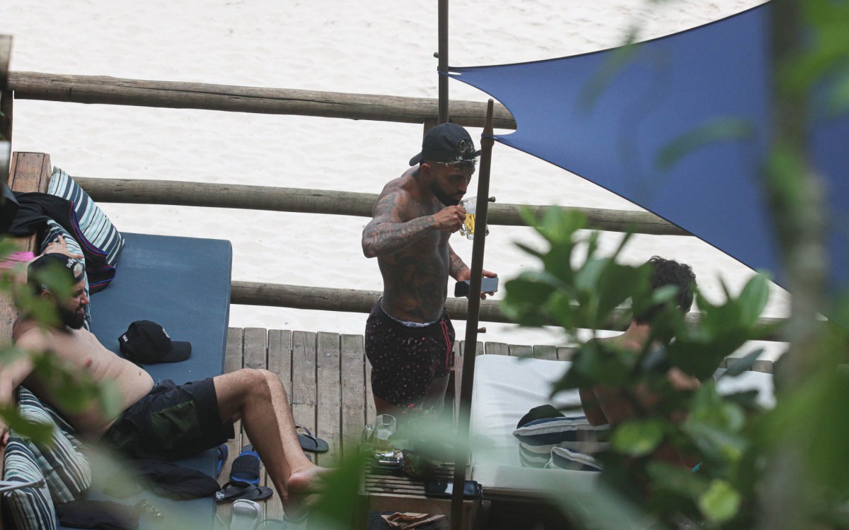 Gabigol curte dia de sol na Praia do Abric&oacute;, na Zona Oeste do Rio, na tarde desta segunda-feira