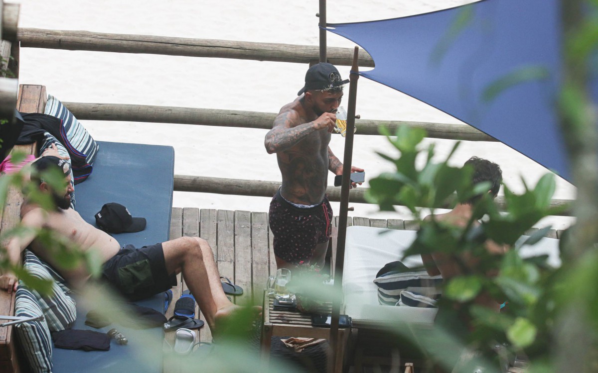 Gabigol curte dia de sol na Praia do Abric&oacute;, na Zona Oeste do Rio, na tarde desta segunda-feira