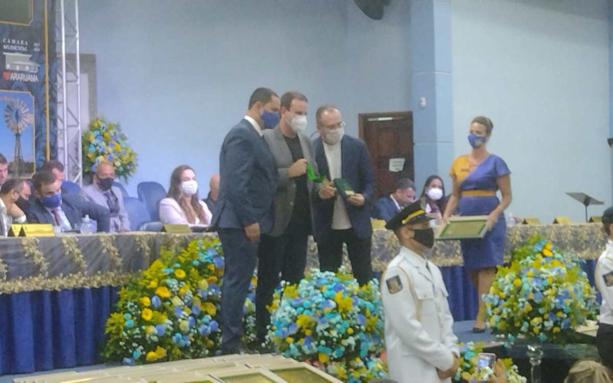 Eduardo Paes recebendo a  medalha, mas as fichas de filia&ccedil;&atilde;o ter&atilde;o que esperar...