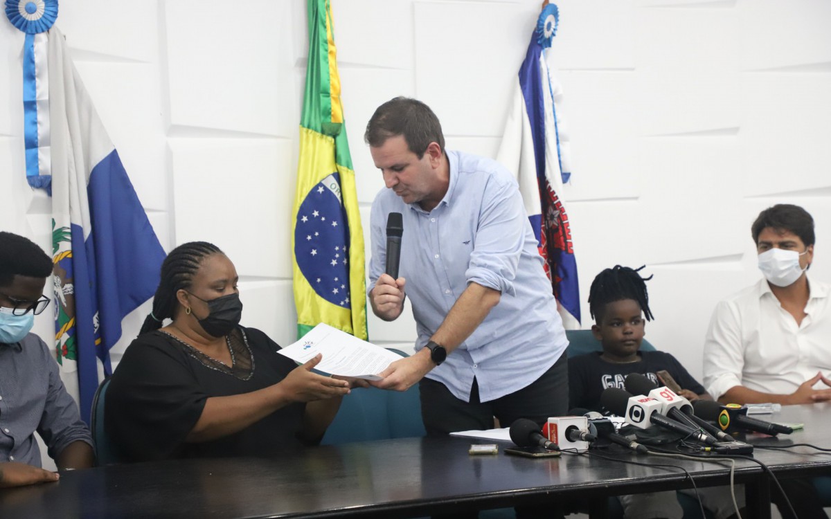 fotos da agenda de formaliza&ccedil;&atilde;o da entrega da concess&atilde;o de quiosque para a fam&iacute;lia de Mo&iuml;se Kabagambe. 