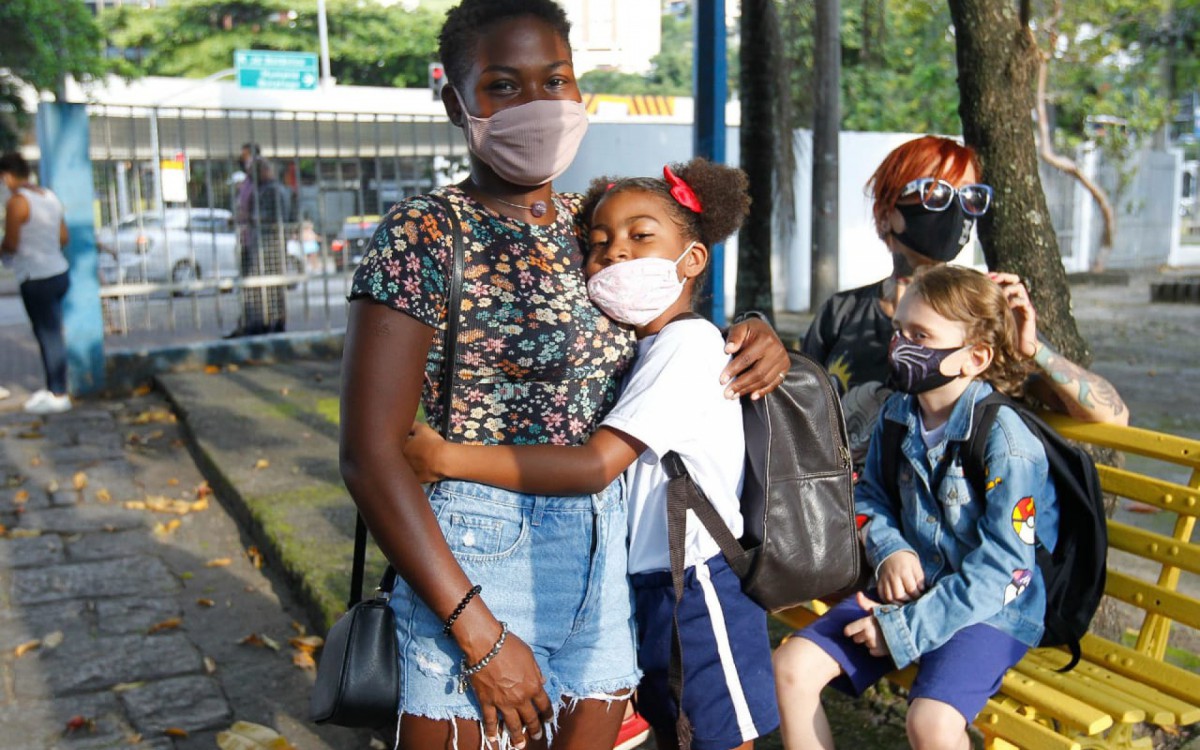 Na foto, Miriam Santos e a filha Valentina Beni, de 7 anos, na Escola Municipal Pedro Ernesto, na Lagoa