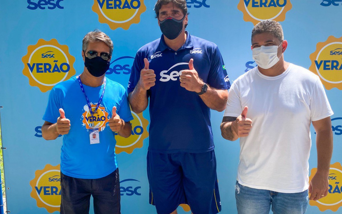 Da esquerda para a direita: Roberto Barcelos, gerente do Sesc de S&atilde;o Jo&atilde;o de Meriti; Giovane G&aacute;vio, multicampe&atilde;o de v&ocirc;lei e o secret&aacute;rio de Esporte e Lazer, Dinho Meriti