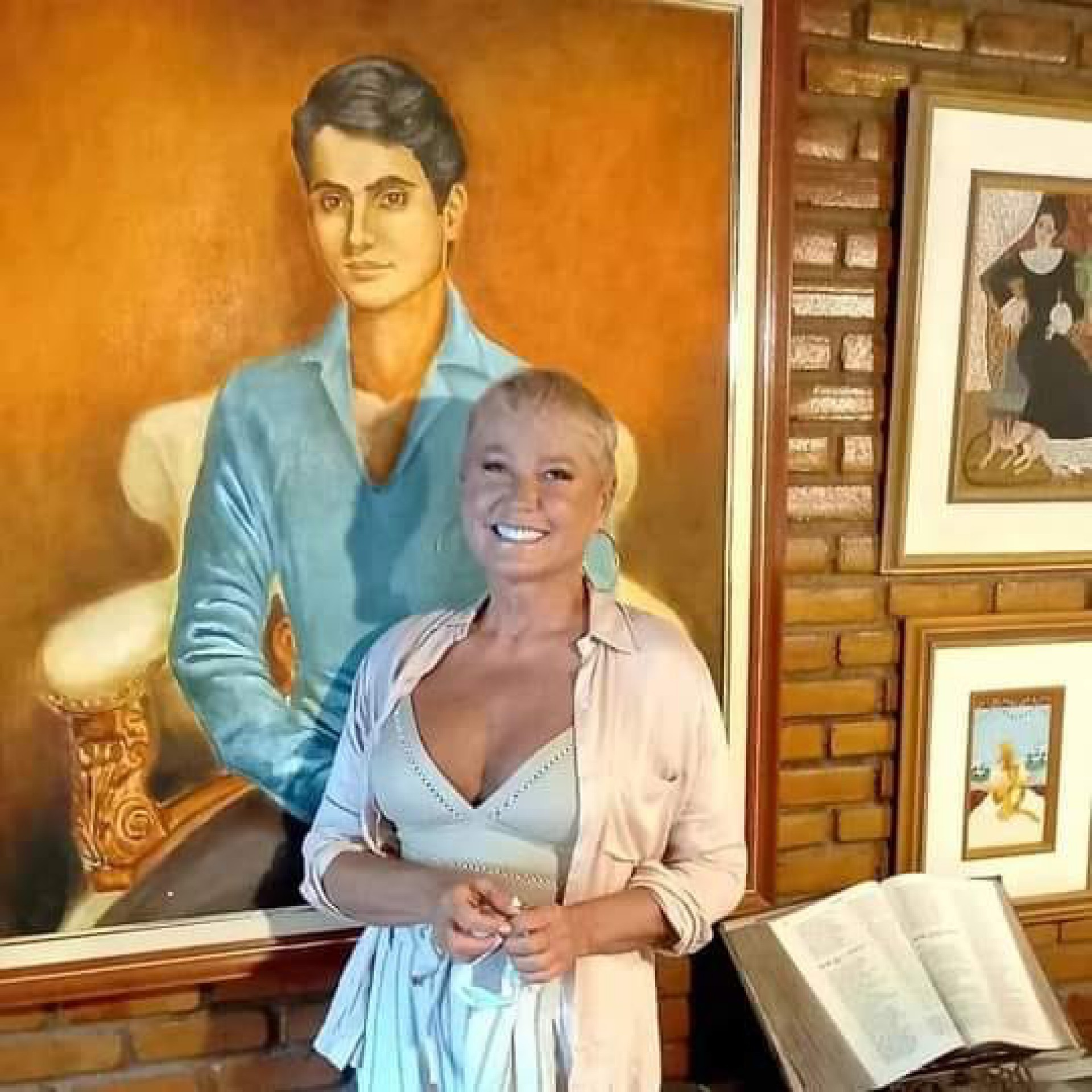 Xuxa visita à Casa do Porto, pousada de Augustus, responsável pelas primeiras aparições da apresentadora nas passarelas