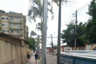 Mesquita recebe painéis solares e câmeras de segurança em postes para o Centro de Controle Operacional