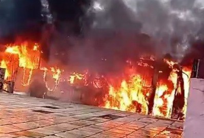 Vídeo: ônibus pega fogo e interdita Avenida Maracanã