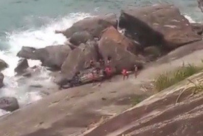 Carro despenca de ribanceira em Grumari