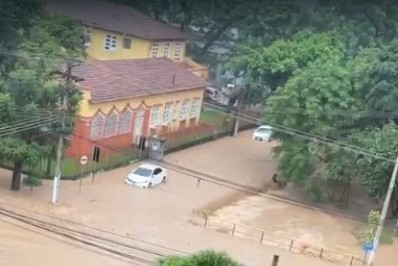 Chuva forte provoca alagamentos em vários pontos de Volta Redonda