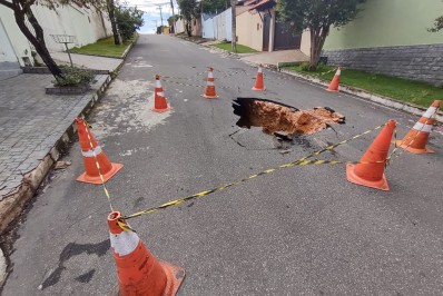 Asfalto cede e abre cratera na Morada da Colina