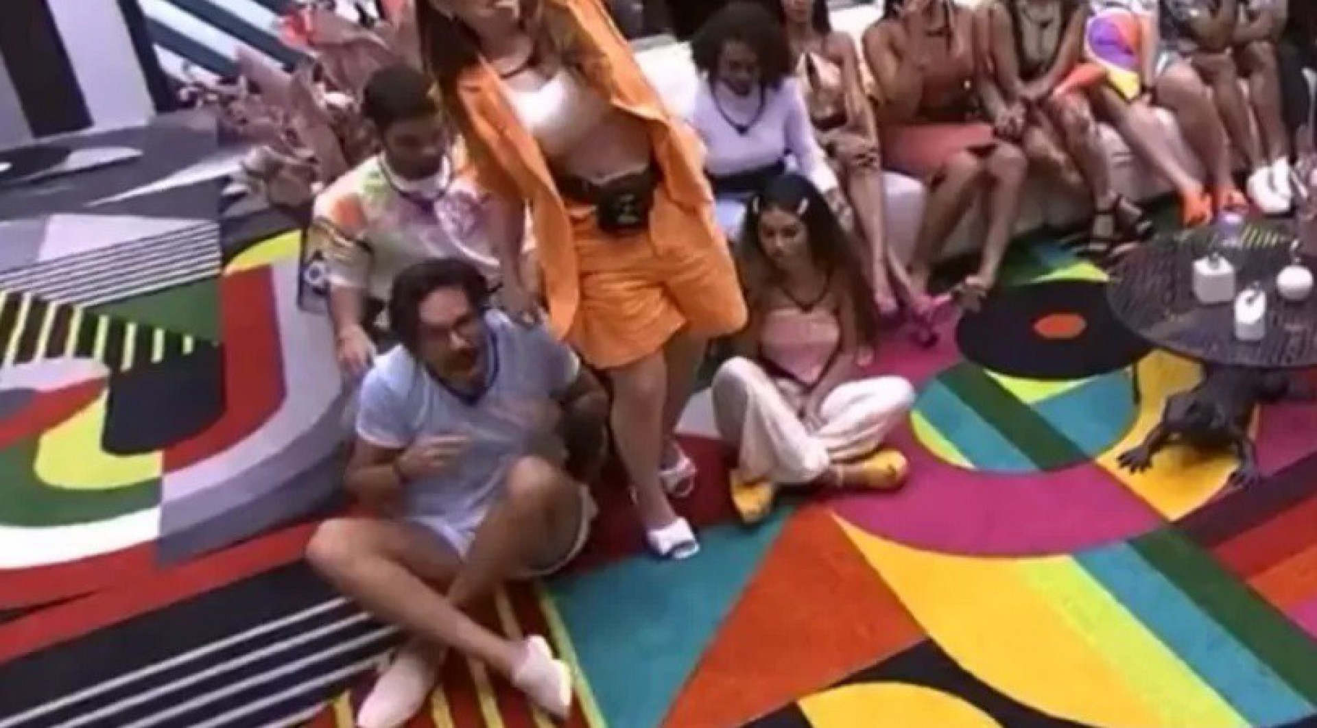 Naiara pisa na mão de Eliezer ao se dirigir ao confessionário: 'Obrigada, Deus' - Reprodução