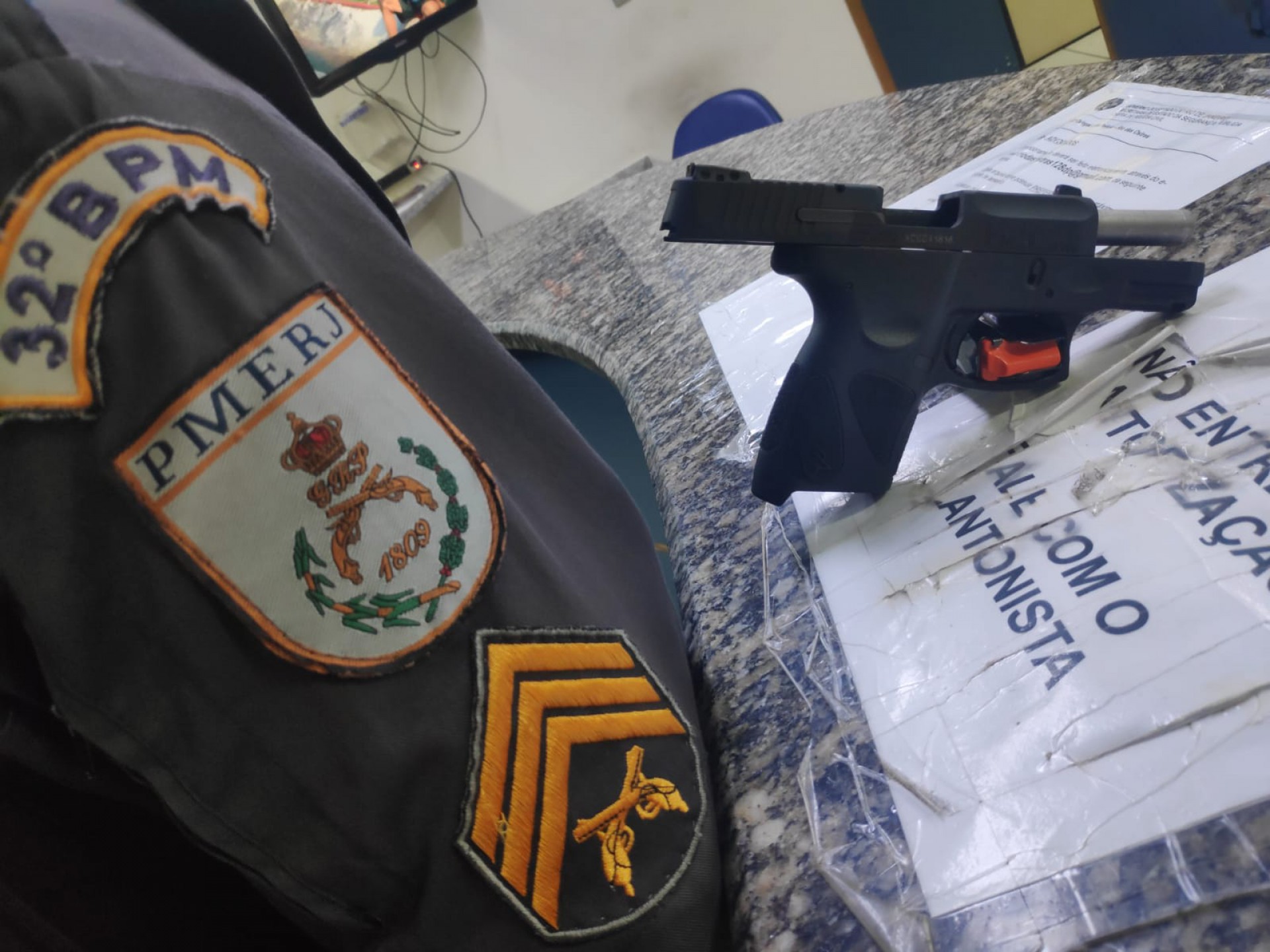 Ao realizar uma revista, a guarnição policial encontrou a pistola citada, calibre 40, modelo G2c, desmuniciada dentro da bolsa da mulher - Divulgação