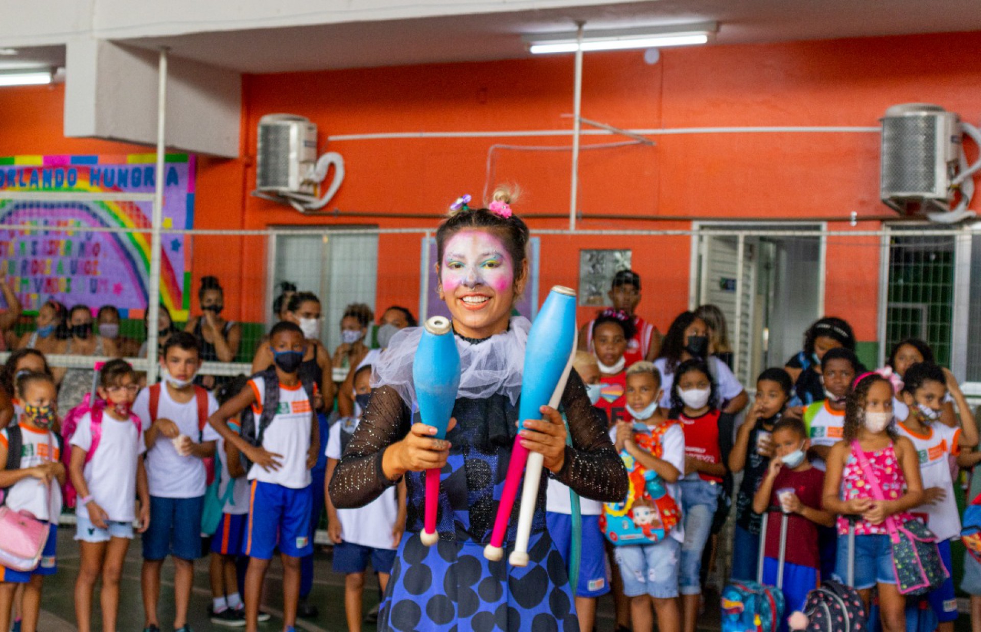 Palhaços também alegraram o retorno das aulas dos alunos em Nilópolis - Divulgação / Aline Santos / PMN