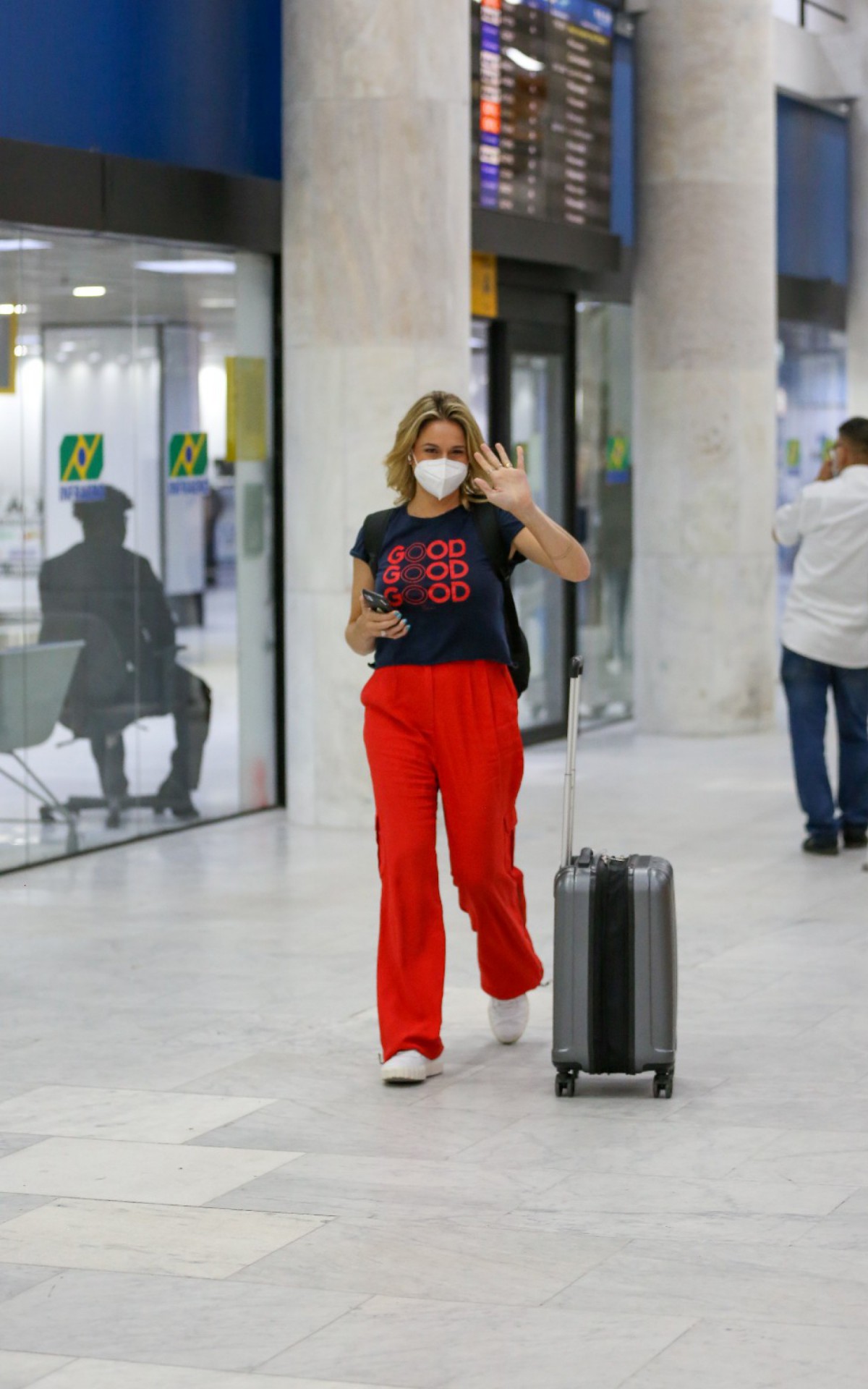 Fernanda Gentil desembarca em aeroporto do Rio