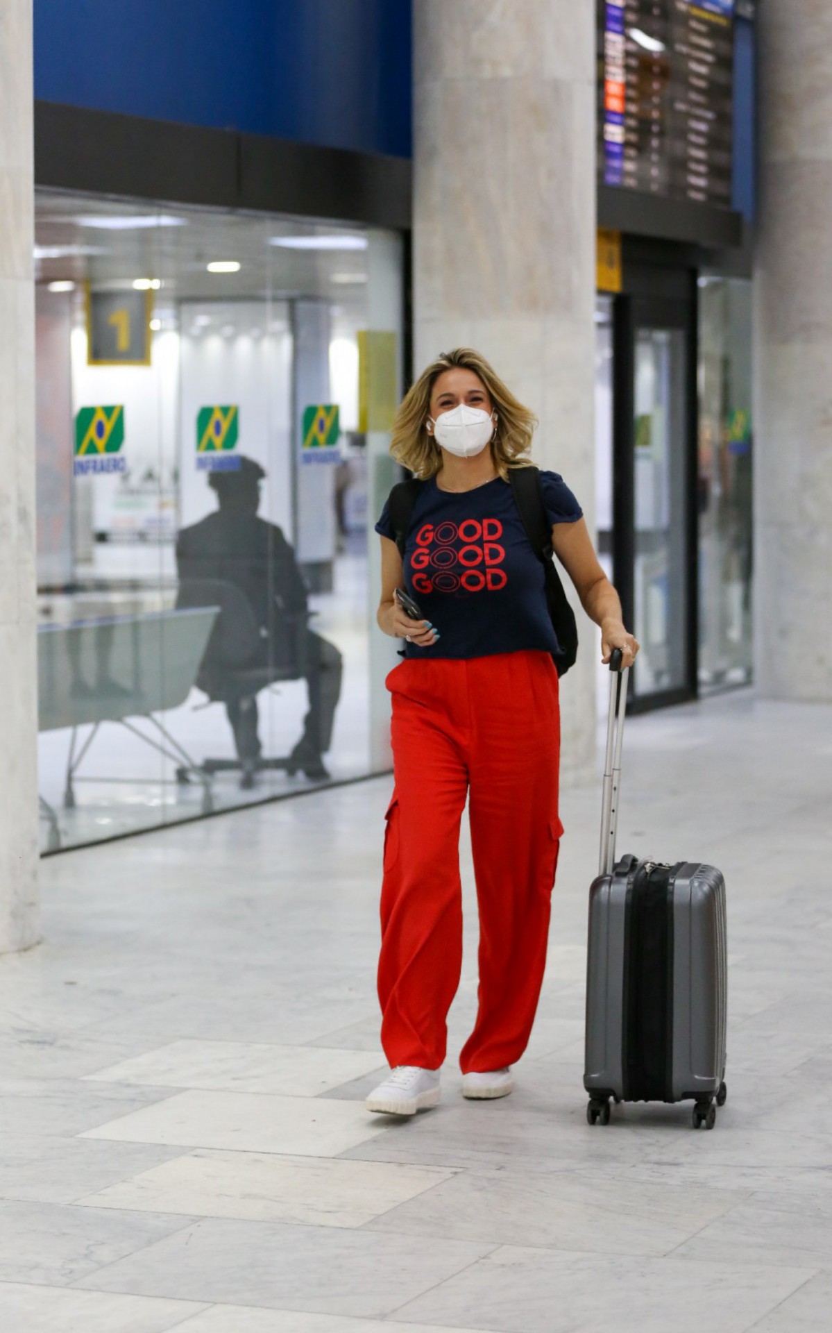 Fernanda Gentil desembarca em aeroporto do Rio