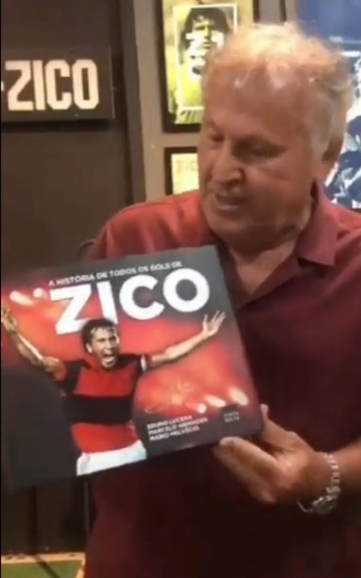 Zico com o livro que conta a história de todos os gols de sua carreira