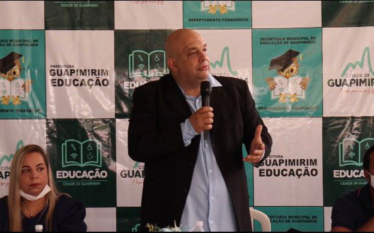 O secretário de Educação de Guapimirim, Ricardo Almeida, destaca a importância do reforço escolar durante evento com professores - SME - Divulgação
