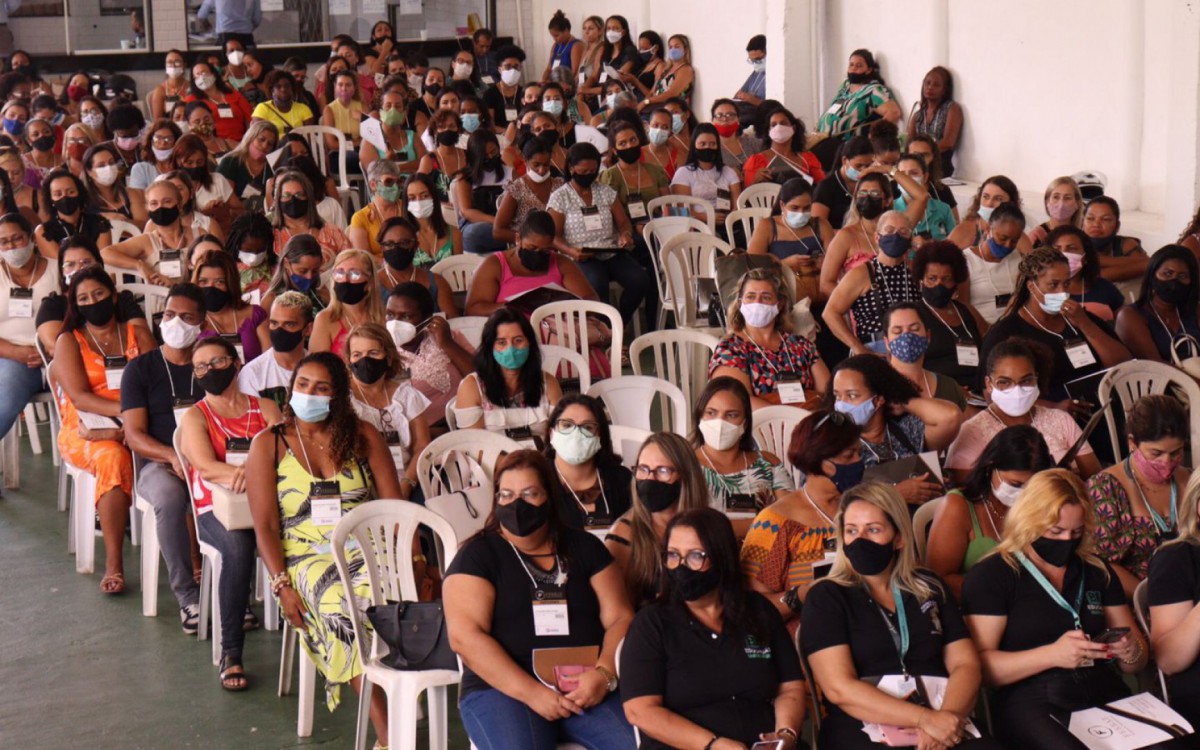 Profissionais de educa&ccedil;&atilde;o durante evento que marca o in&iacute;cio do ano letivo de 2022