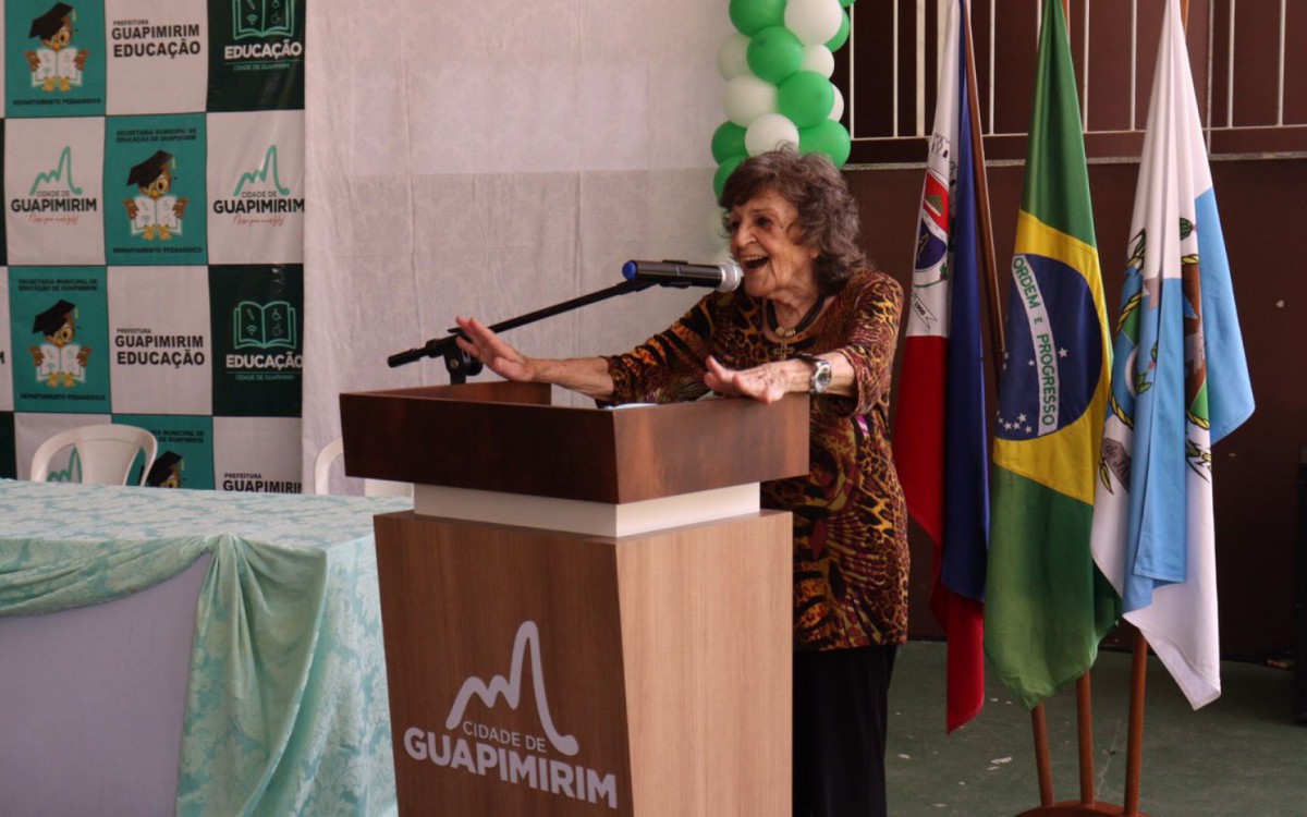 A psic&oacute;loga e pedagoga Thereza Penna Firme durante palestra para professores de Guapimirim