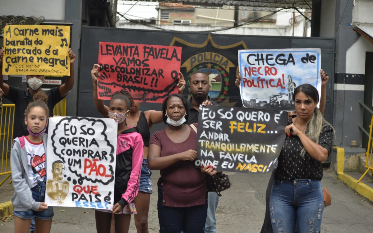 Familiares de Yago realizam manifestação na frente de presídio em Benfica - Fabio Costa/Agência O Dia