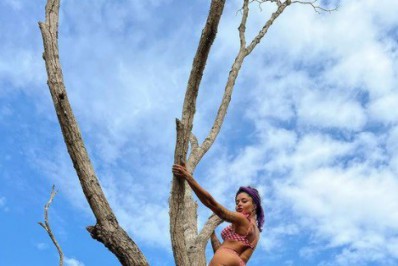 De biquíni fio-dental, Aline Campos escala árvore: 'Dia perfeito'