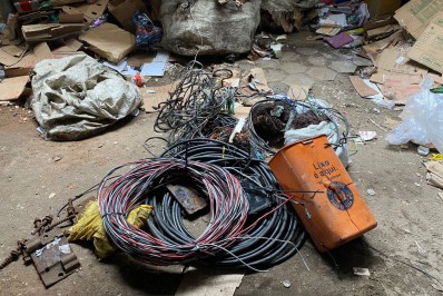 Polícia e SEOP apreendem mais de 200 quilos de cobre em ferro-velho clandestino no Caju
