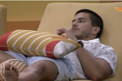 Arthur Aguiar relembra fase difícil após fim de casamento conturbado: 'Fiquei três dias sem tomar banho, comer e dormir'