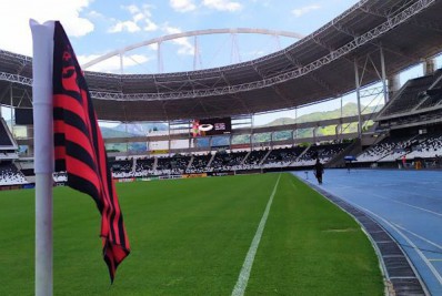 Ex-presidente do Botafogo detona bandeirinha de escanteio do Flamengo no Nilton Santos: 'Deboche'