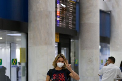 Fernanda Gentil esbanja simpatia ao desembarcar em aeroporto do Rio