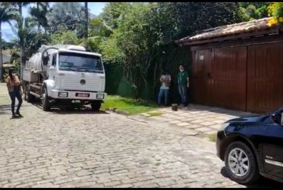 Mansão em Geribá é multada pela Prefeitura de Búzios por jogar esgoto na rua