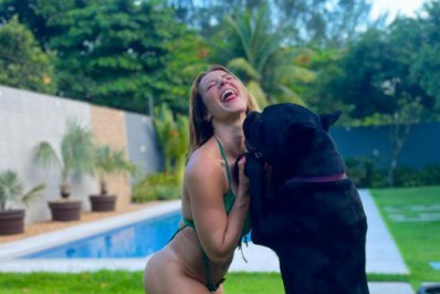 De biquíni cavado, Paolla Oliveira dança com seu cachorro