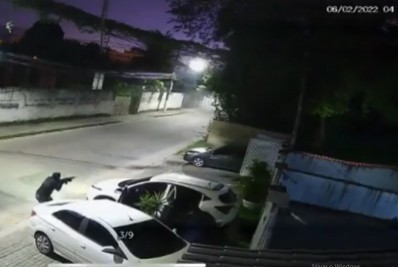 Câmera de segurança flagra ataque sofrido por PM morto na porta de casa em Duque de Caxias