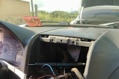 Carro é depenado em frente a casa da dona do automóvel