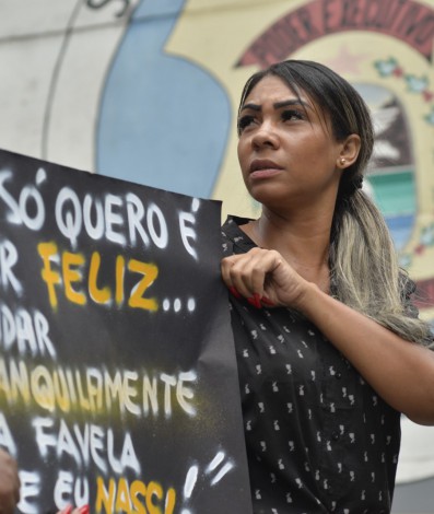 Manifestação pela liberdade do jovem Yago Corrêa, preso injustamente, no Jacarezinho. Na foto, Érica Corrêa de Souza, irmã do jovem Yago.  - Fabio Costa / Agência O Dia