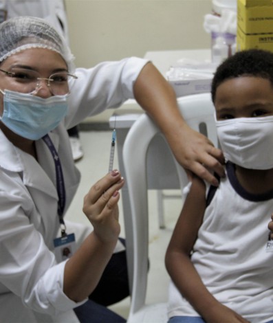 O pequeno Miguel Barroso deu o seu ok pra imunização contra o corona: vacinação infantl acaba hoje