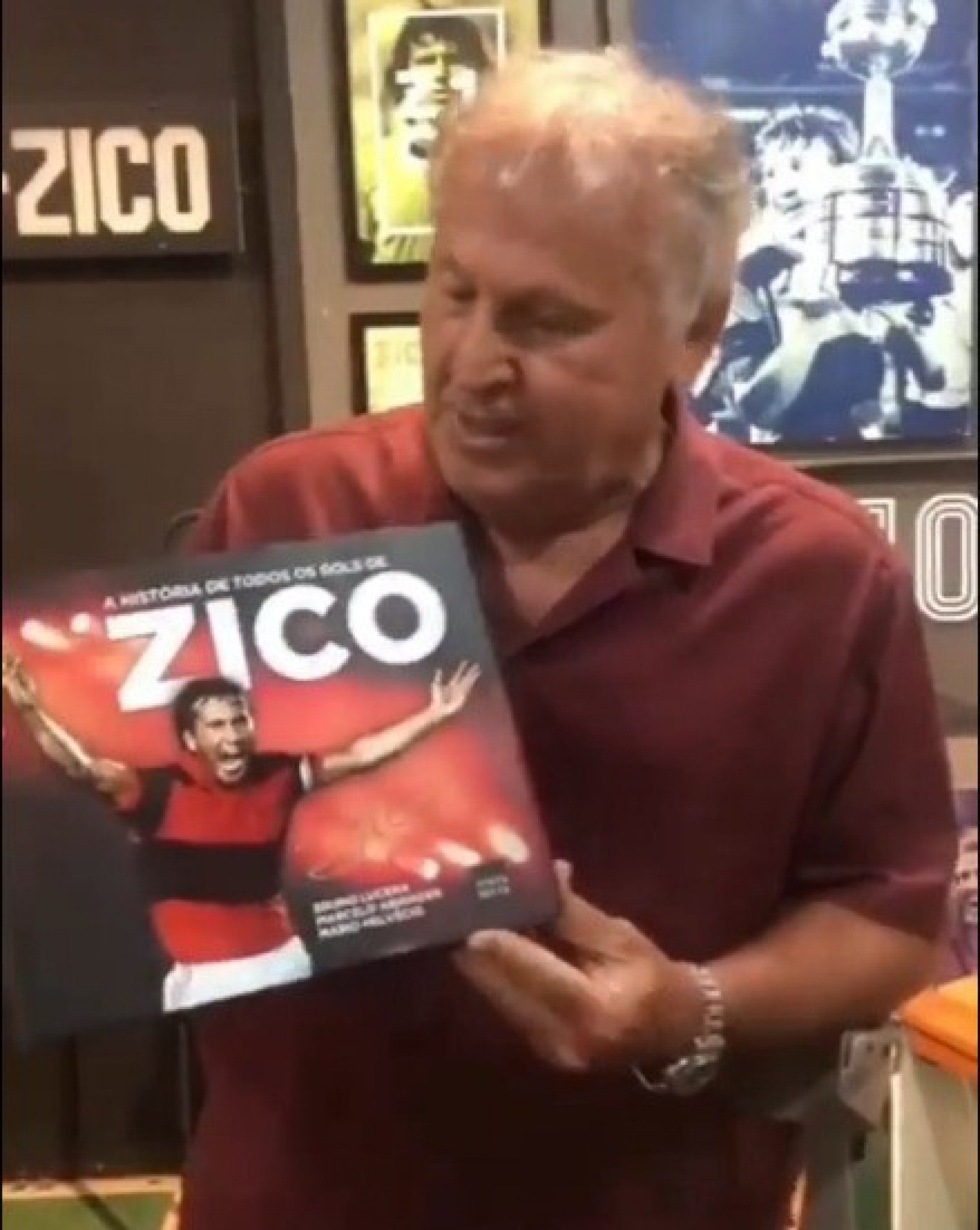 Zico com o livro que conta a história de todos os gols de sua carreira - Reprodução/Twitter Jr Coimbra