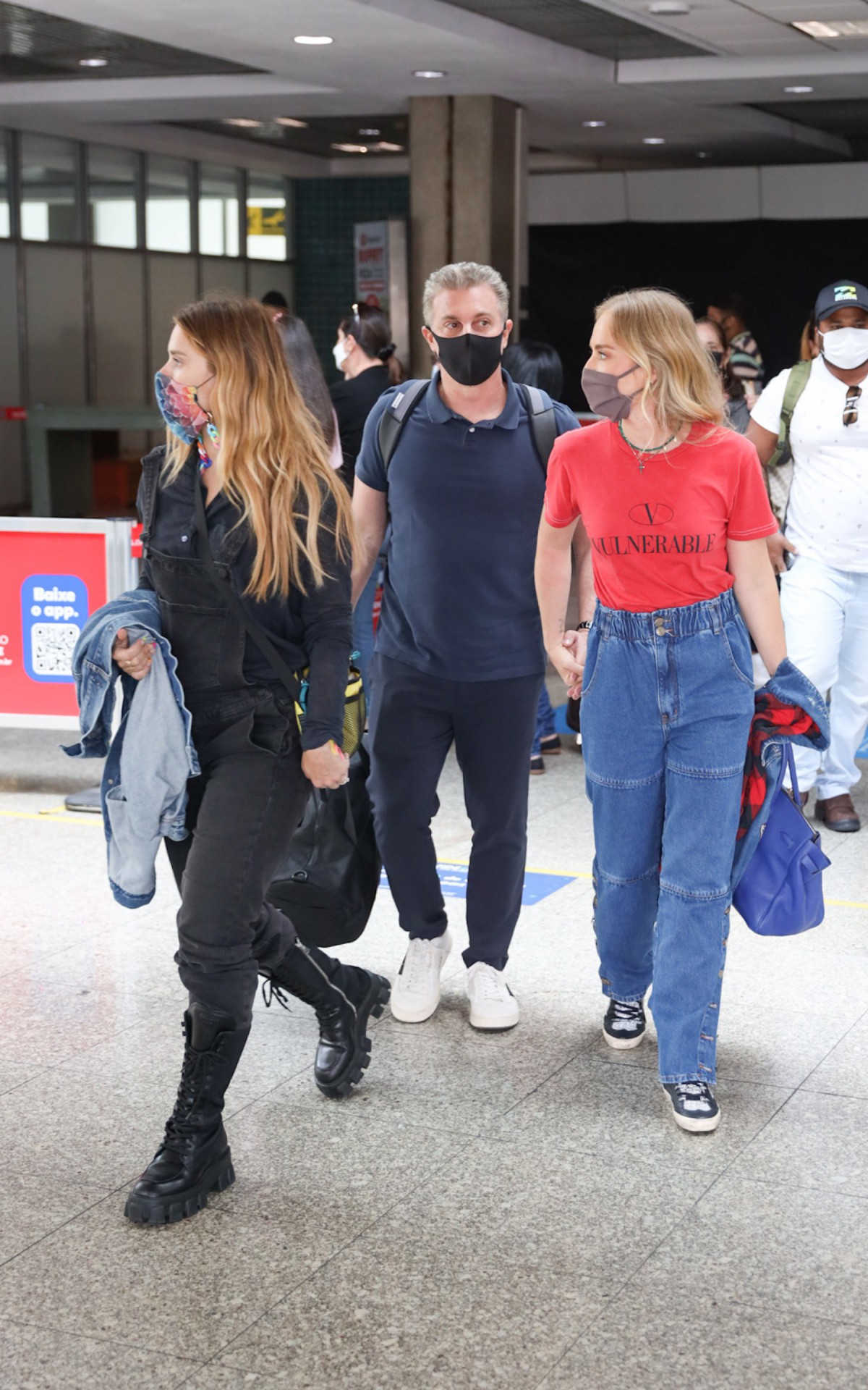 Luciano Huck, Ang&eacute;lica e Carolina Dieckmann desembarcam em aeroporto de S&atilde;o Paulo