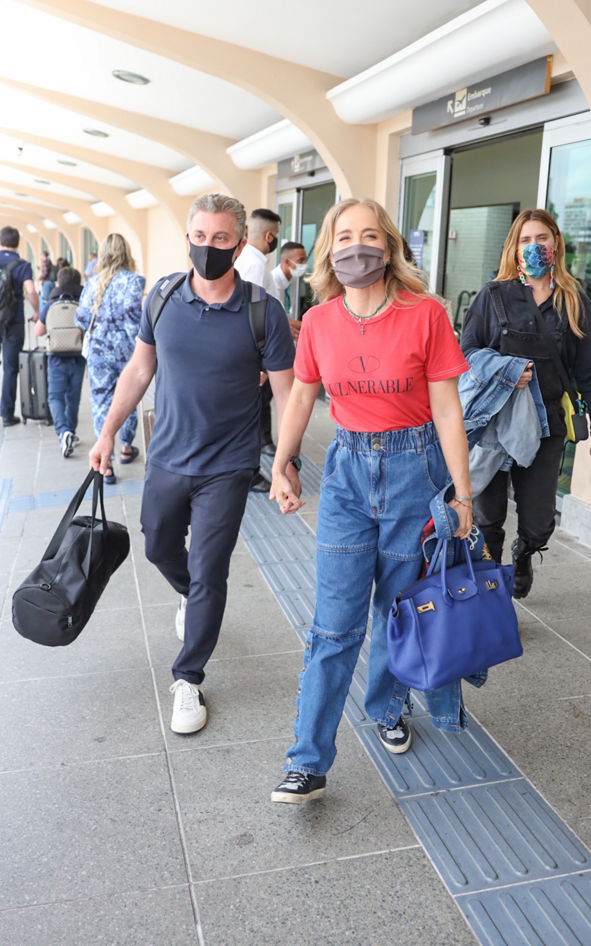 Luciano Huck, Ang&eacute;lica e Carolina Dieckmann desembarcam em aeroporto de S&atilde;o Paulo