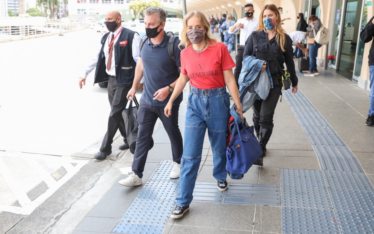 Luciano Huck, Ang&eacute;lica e Carolina Dieckmann desembarcam em aeroporto de S&atilde;o Paulo