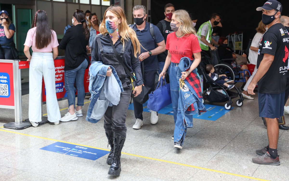 Luciano Huck, Ang&eacute;lica e Carolina Dieckmann desembarcam em aeroporto de S&atilde;o Paulo
