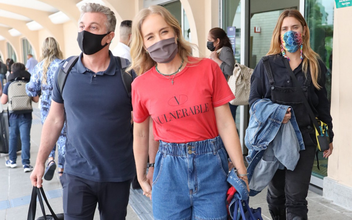 Luciano Huck, Ang&eacute;lica e Carolina Dieckmann desembarcam em aeroporto de S&atilde;o Paulo