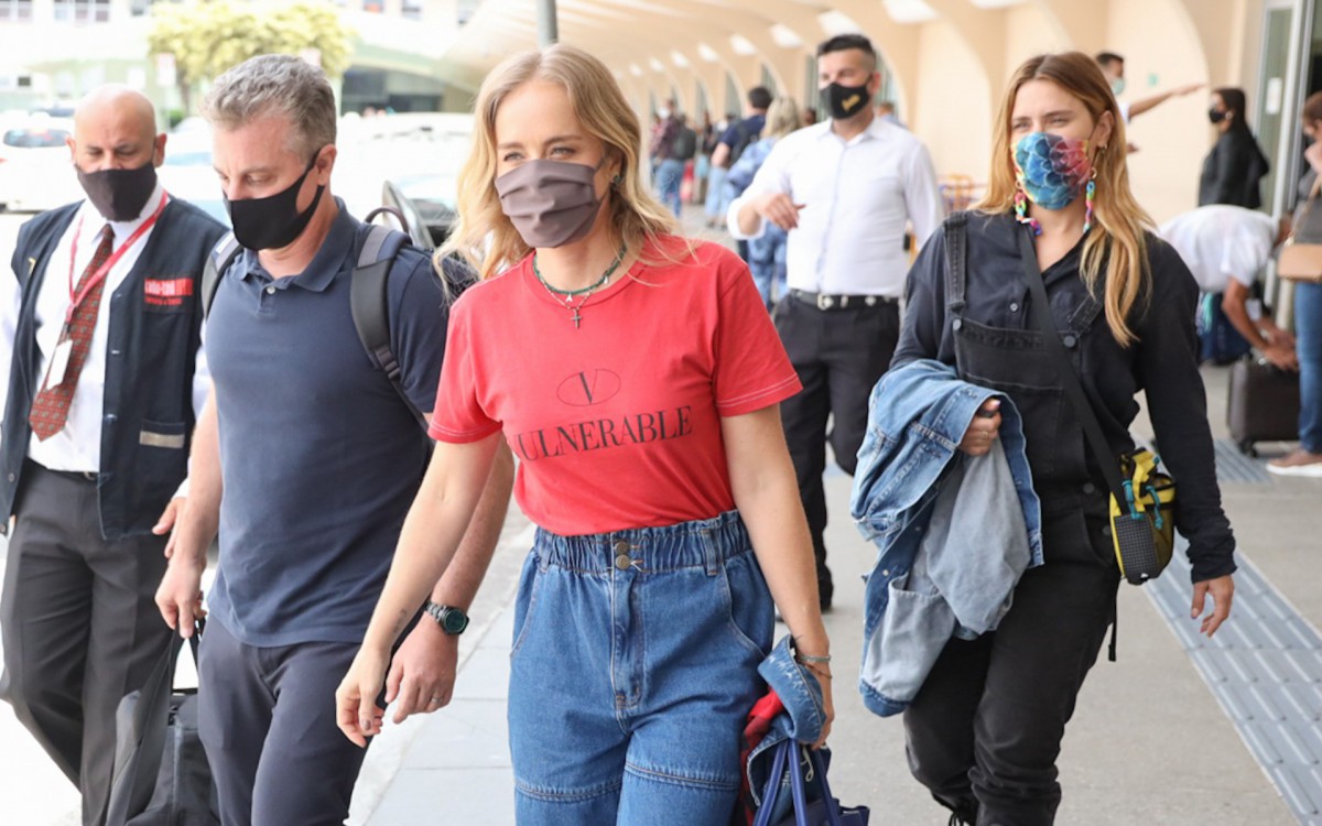Luciano Huck, Ang&eacute;lica e Carolina Dieckmann desembarcam em aeroporto de S&atilde;o Paulo
