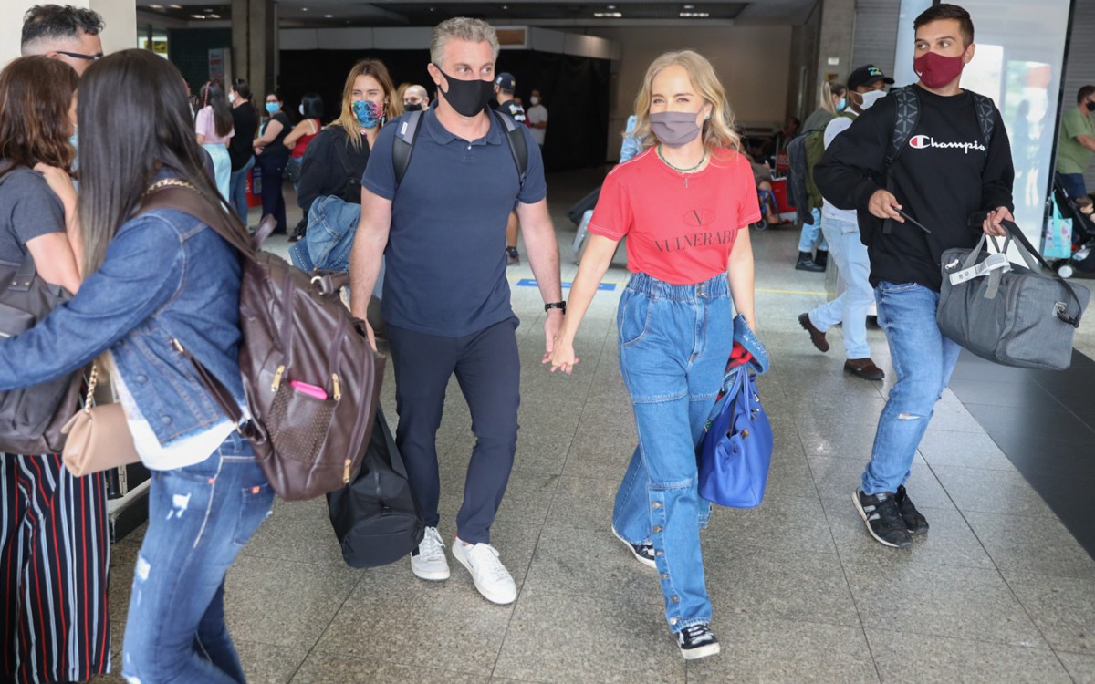 Luciano Huck, Ang&eacute;lica e Carolina Dieckmann desembarcam em aeroporto de S&atilde;o Paulo