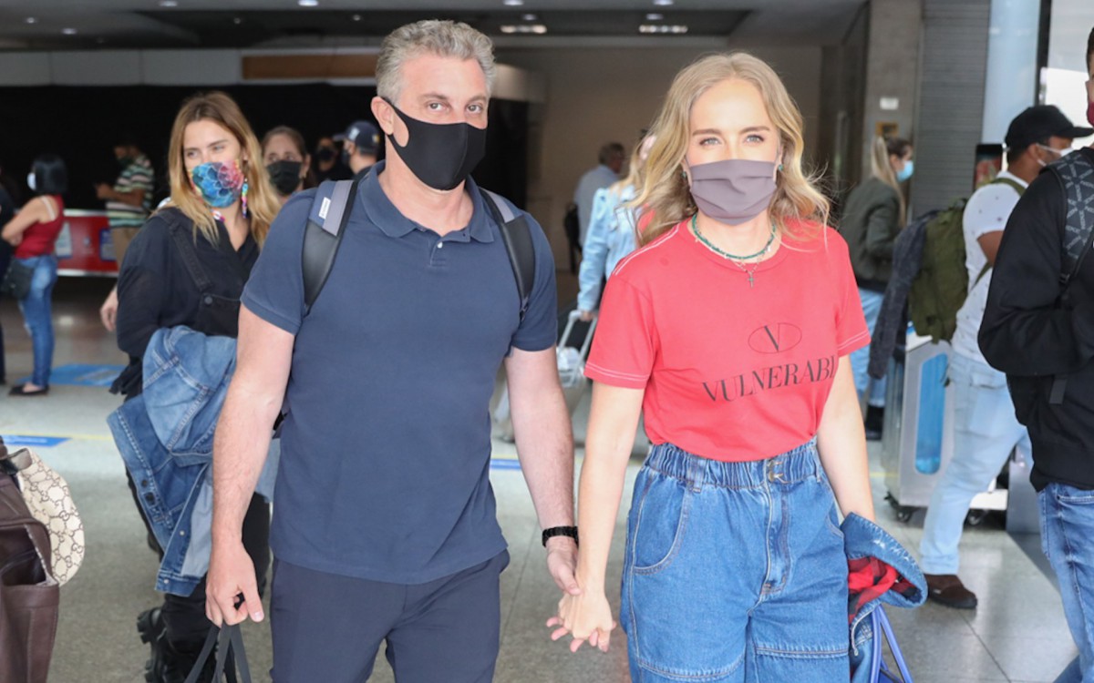 Luciano Huck, Angélica e Carolina Dieckmann desembarcam em aeroporto de São Paulo - Lucas Ramos / AgNews