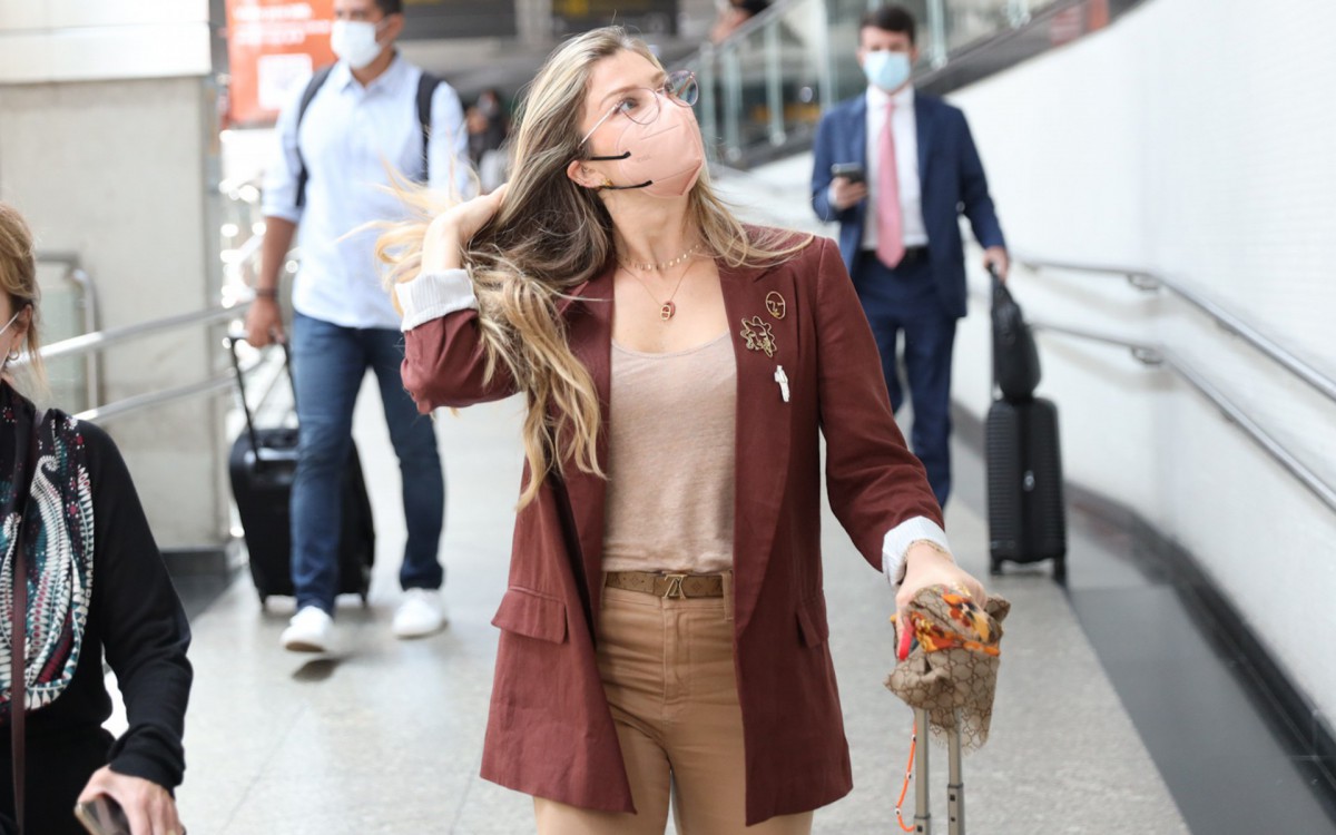 Grazi Massafera desembarca em aeroporto de S&atilde;o Paulo