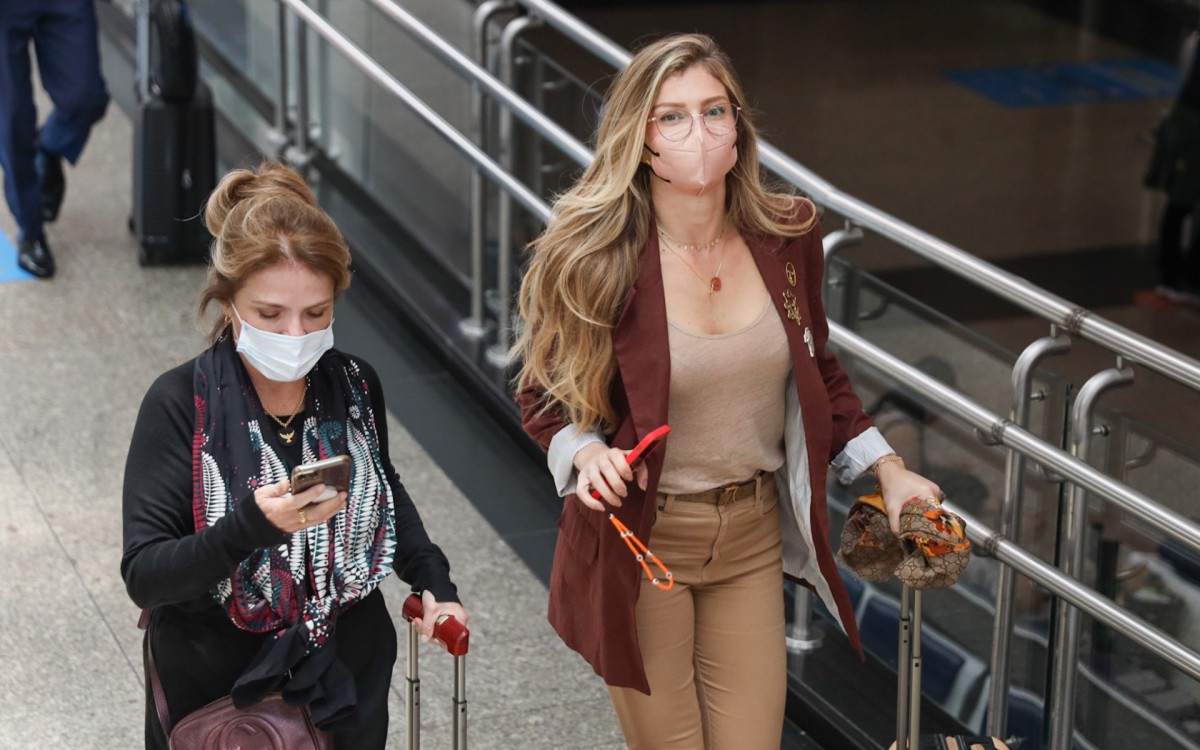 Grazi Massafera desembarca em aeroporto de S&atilde;o Paulo