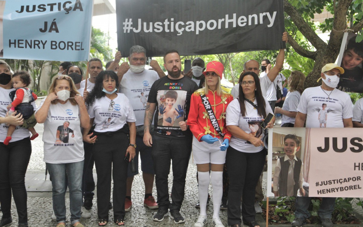 Audi&ecirc;ncia caso Henry Borel, nesta quarta feira (09), manifestantes na porta do Forum.