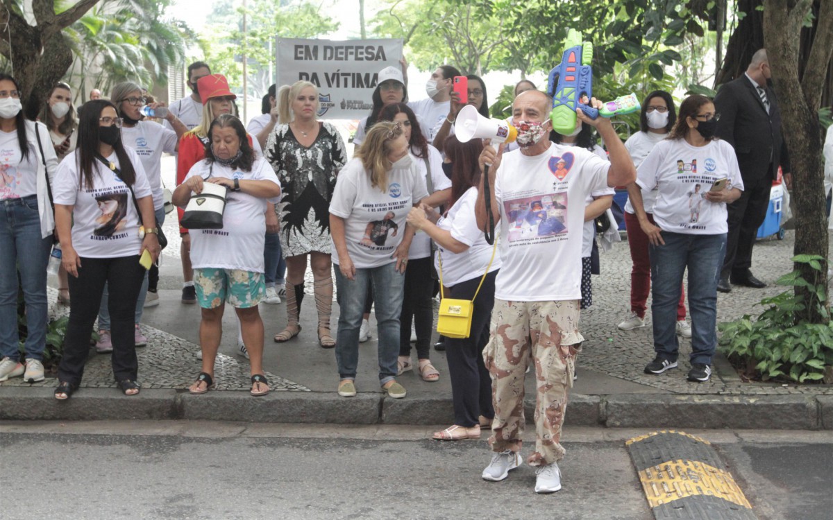 Audi&ecirc;ncia caso Henry Borel, nesta quarta feira (09), manifestantes na porta do Forum.