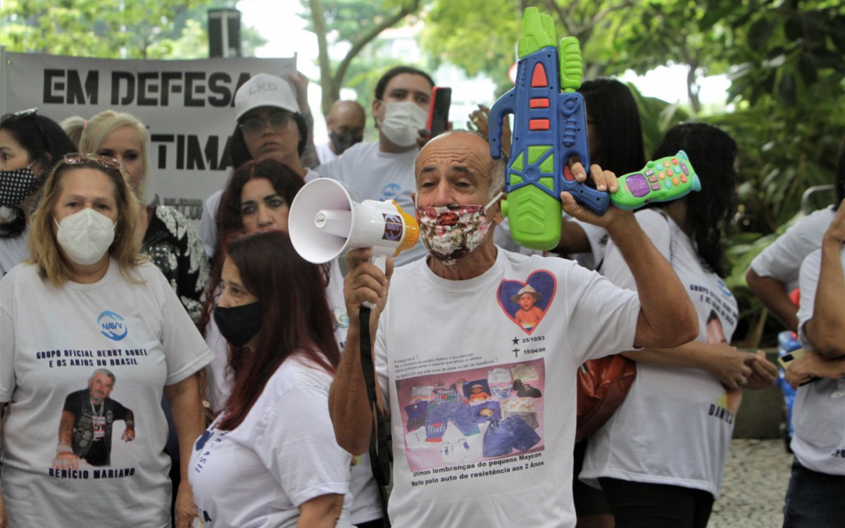 Audi&ecirc;ncia caso Henry Borel, nesta quarta feira (09), manifestantes na porta do Forum.