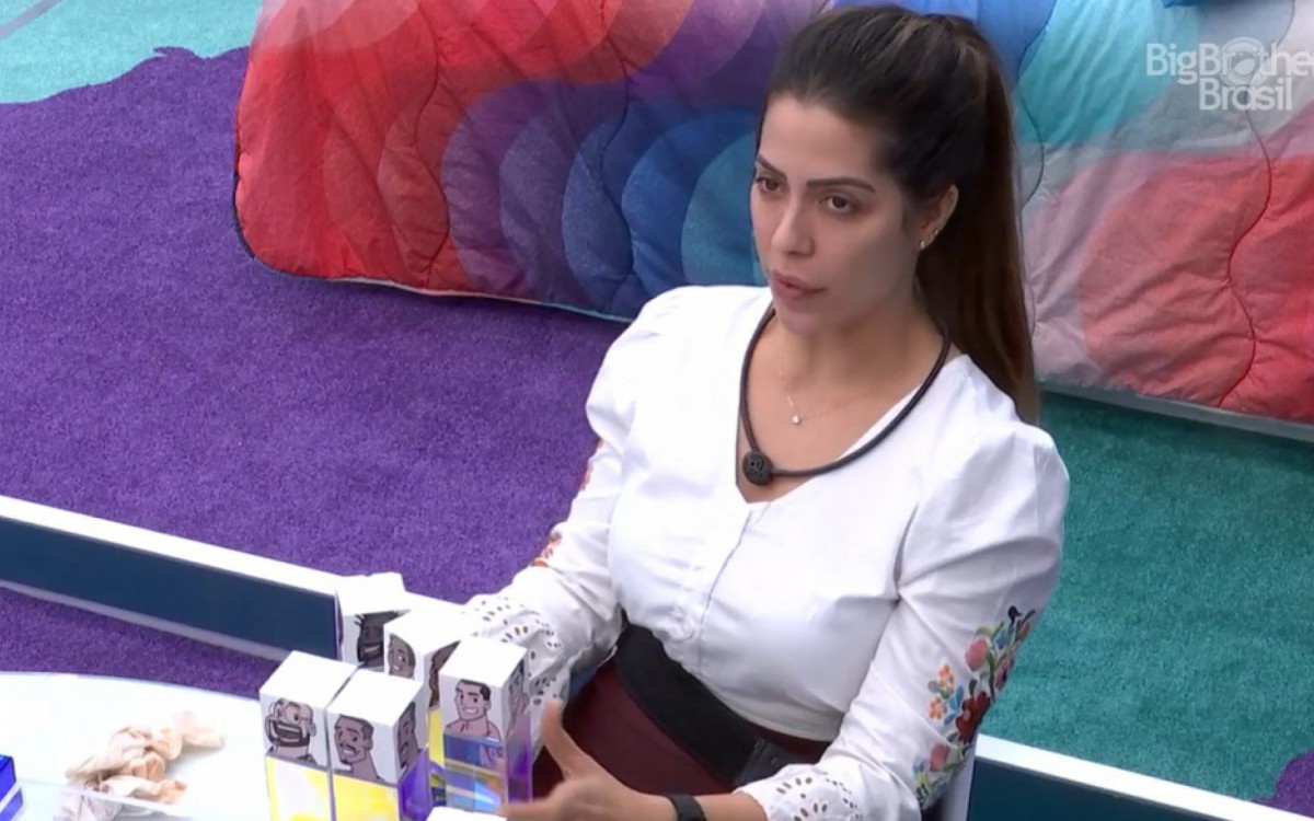 Bárbara opina sobre relacionamento de Maria e Eliezer durante bate-papo com Jade e Laís - reprodução da TV Globo