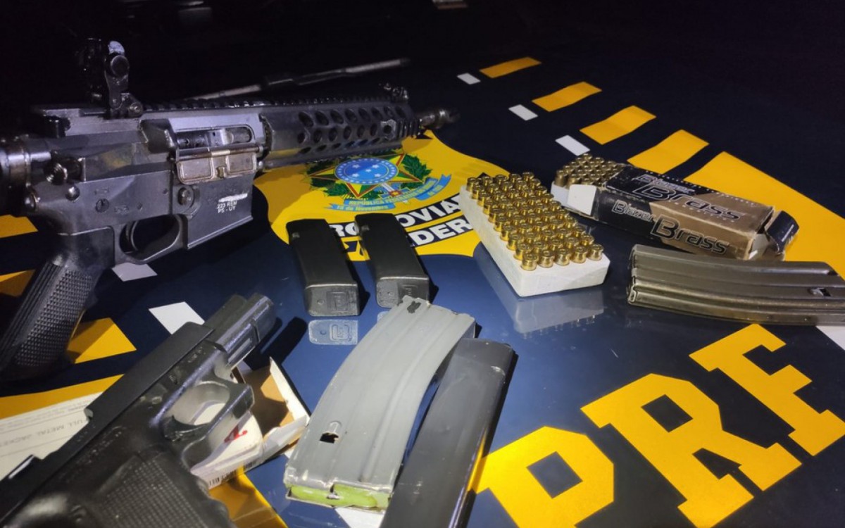 PRF prende casal transportando fuzil, pistola e muni&ccedil;&otilde;es em Mangaratiba